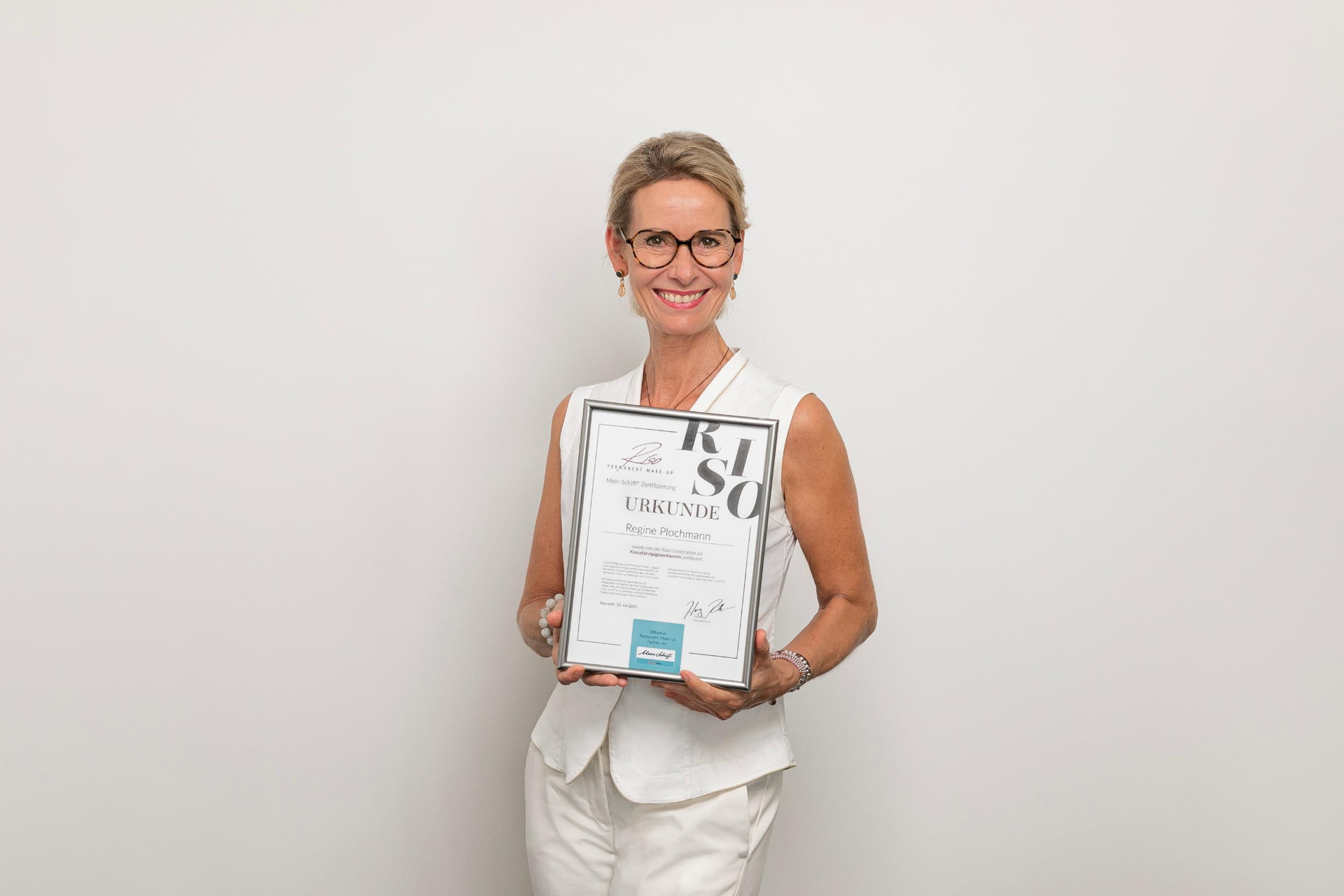 Regine Plochmann mit ihrer RISO-Zertifizierungsurkunde